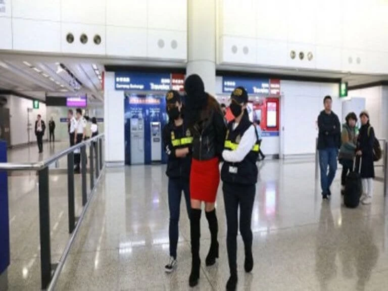 Αγωνία και θλίψη για το 21χρονο μοντέλο που κατηγορείται για διακίνηση ναρκωτικών στο Χονγκ Κονγκ